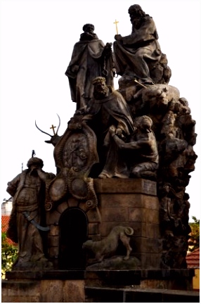 enorm veel beelden op de brug Foto van De Karelsbrug Praag